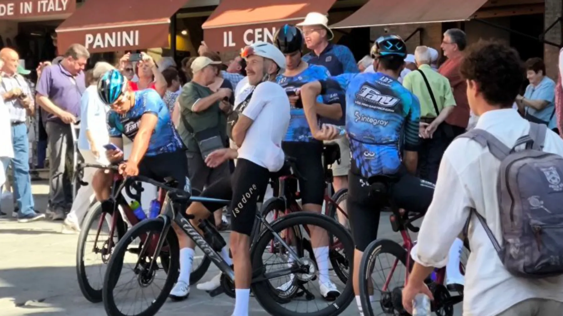 I ciclisti hanno iniziato a fare capolino in Piazza del Campo