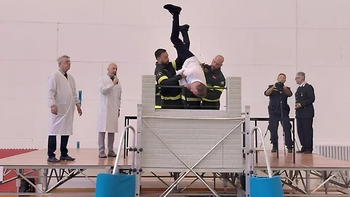 David Rossi aggredito da due persone nel suo ufficio: ha tentato di difendersi, poi il volo dalla finestra. La perizia sulla scia della commissione